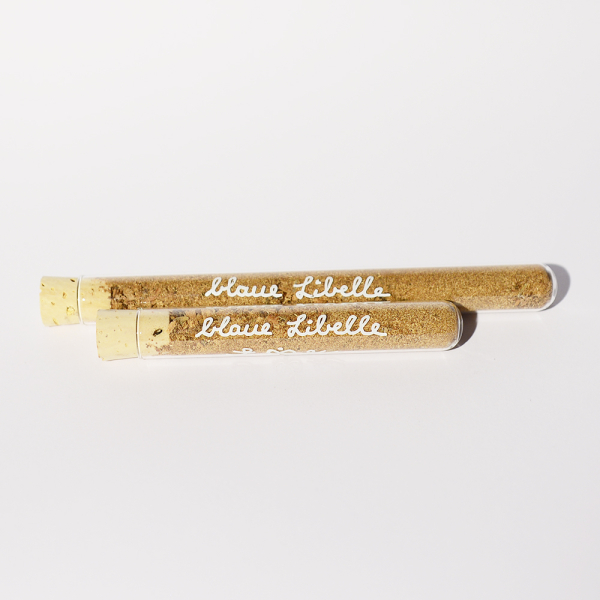 Blaue Libelle auf dem Lotusblatt. "Sommerlich".