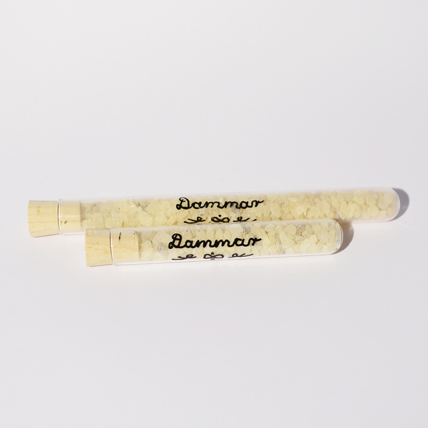 Dammar/Damar. "Aufhellend".