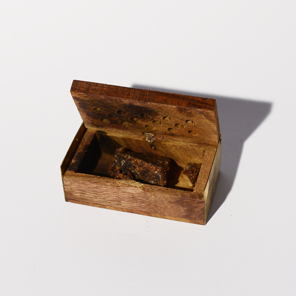 Amber Dhoop. "Anregend".